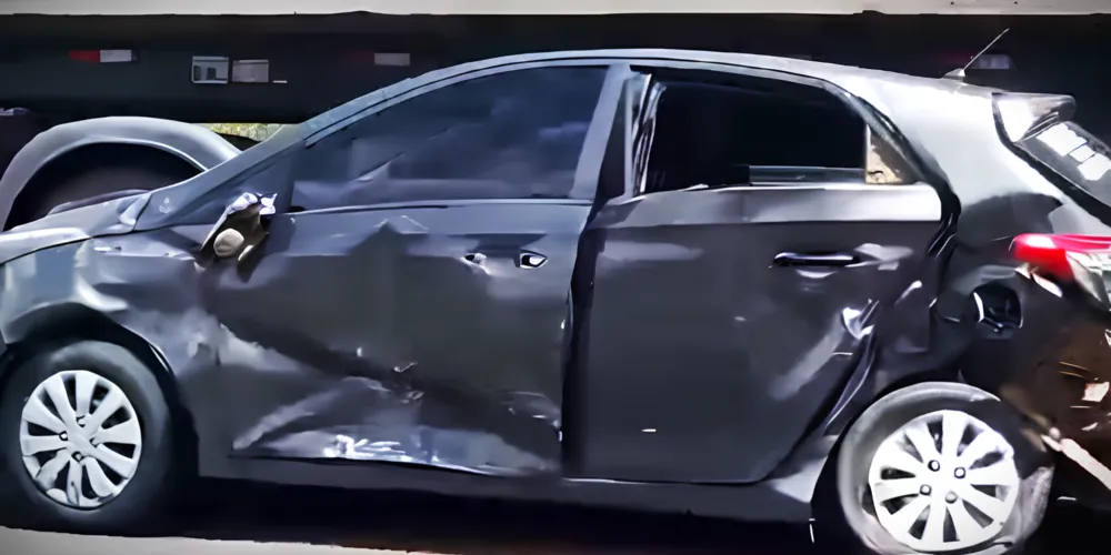 Lateral de um carro ficou danificada com o acidente