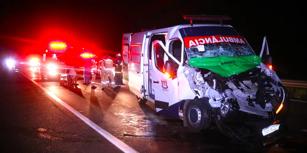 Ambulância ficou destruída após o acidente de trânsito