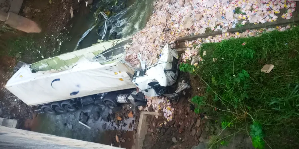 Caminhão se acidentou no sentido Sul da rodovia