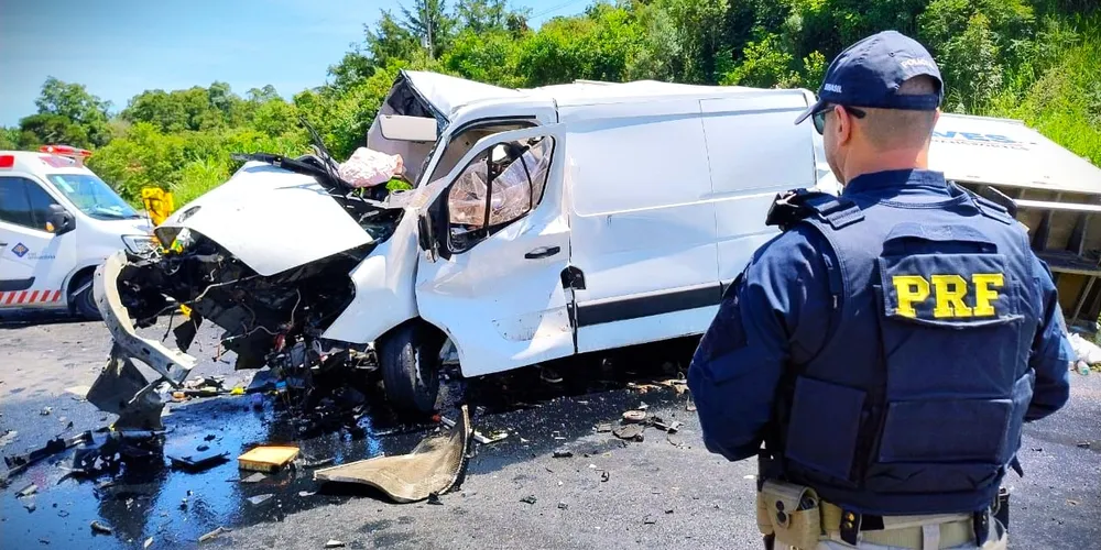 Parte da frente da van ficou destruída após o acidente