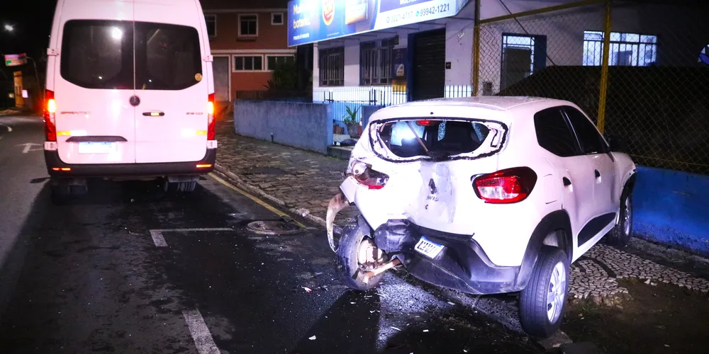 Uma van colidiu contra um Kwid que estava estacionado
