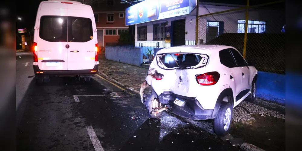 Uma van colidiu contra um Kwid que estava estacionado