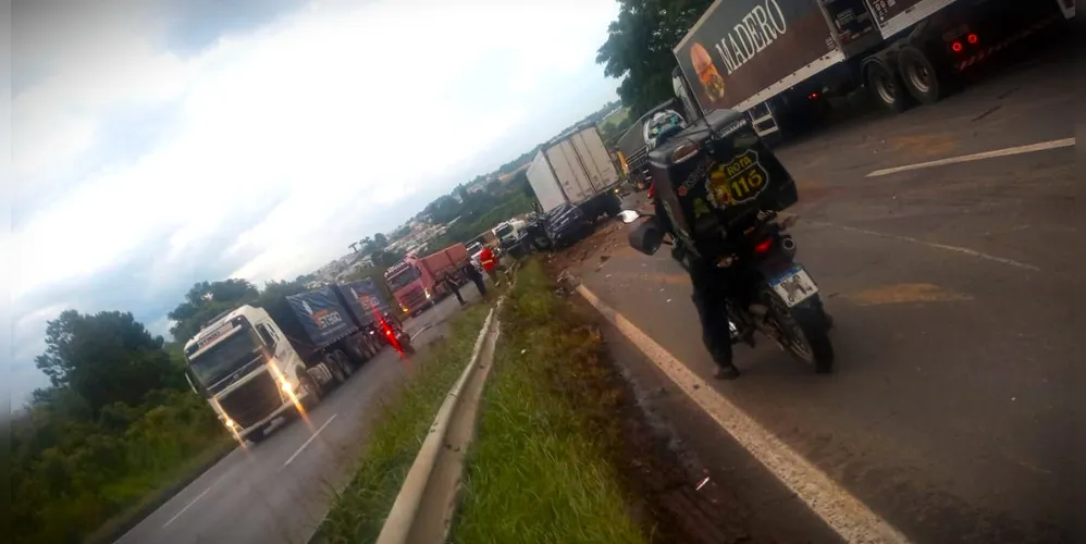 Carro envolvido no acidente foi 'jogado' contra o guard rail