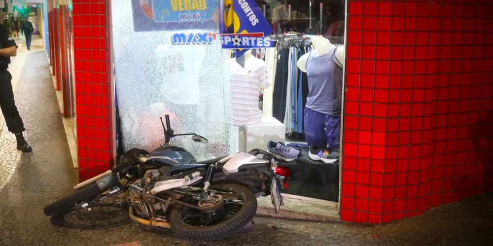 Motocicleta foi atingida no cruzamento da 'Vicente Machado' com a rua Santana