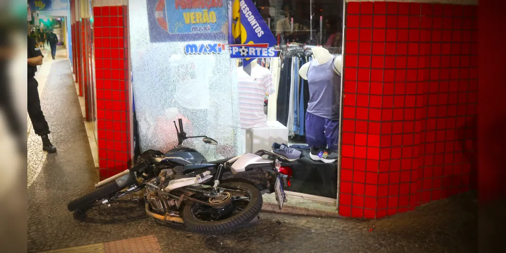 Motocicleta foi atingida no cruzamento da 'Vicente Machado' com a rua Santana