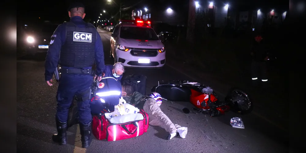 Motociclista, de 23 anos, caiu ao solo após o acidente de trânsito
