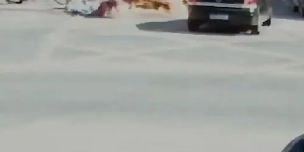 Momento em que a moto pegou fogo no CIC, em Curitiba