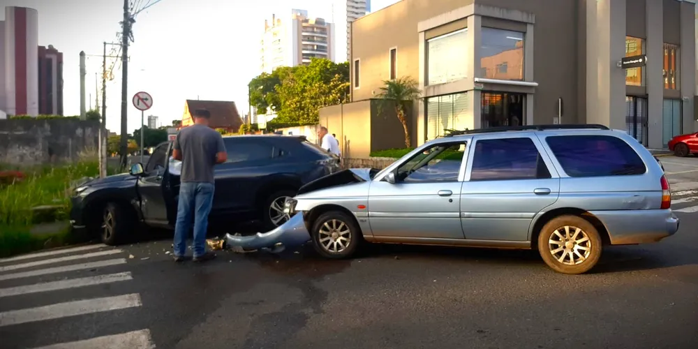 Acidente aconteceu no cruzamento das ruas Emílio de Menezes e Afonso Pena