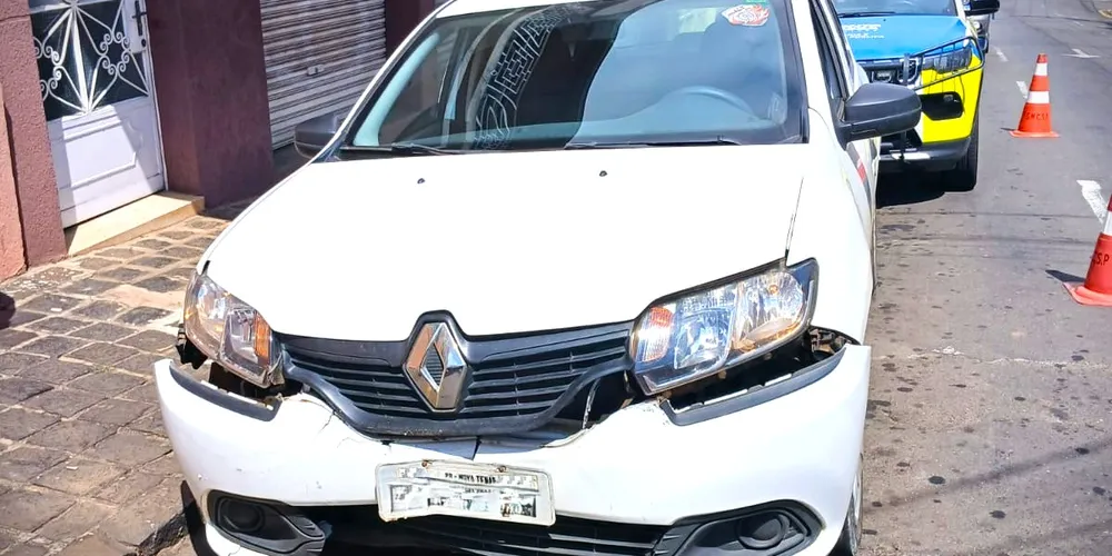 Renault Logan ficou com a parte da frente danificada