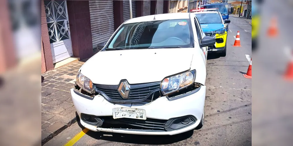 Renault Logan ficou com a parte da frente danificada