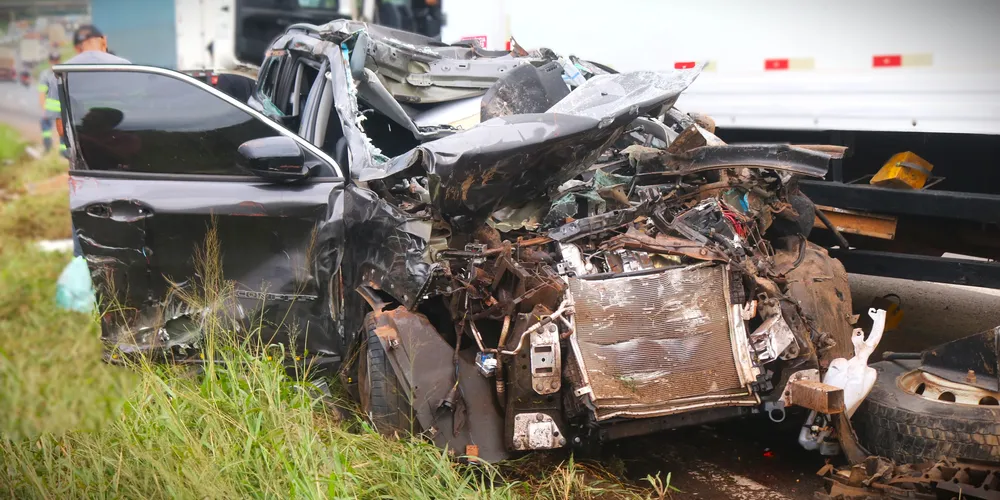 Parte da frente de um dos veículos ficou totalmente destruída