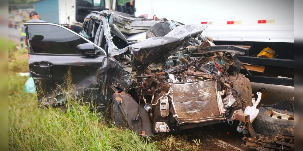 Parte da frente de um dos veículos ficou totalmente destruída