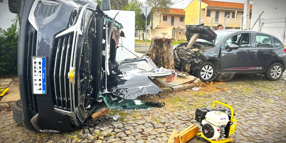 Colisão aconteceu no cruzamento das ruas Capistrano de Abreu e Carlos de Carvalho