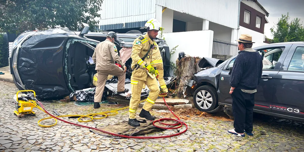 Acidente foi no cruzamento das ruas Capistrano de Abreu com a Carlos de Carvalho