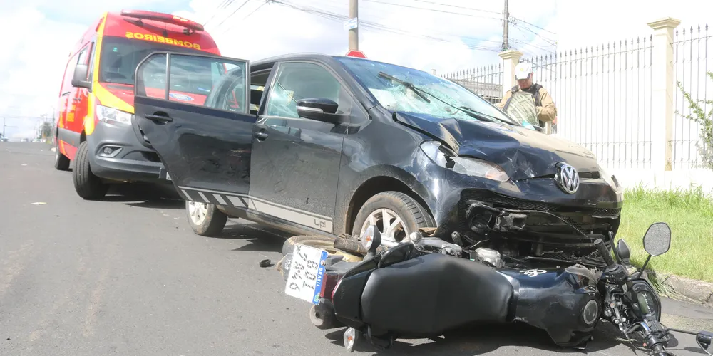 Colisão aconteceu entre um carro e uma motocicleta