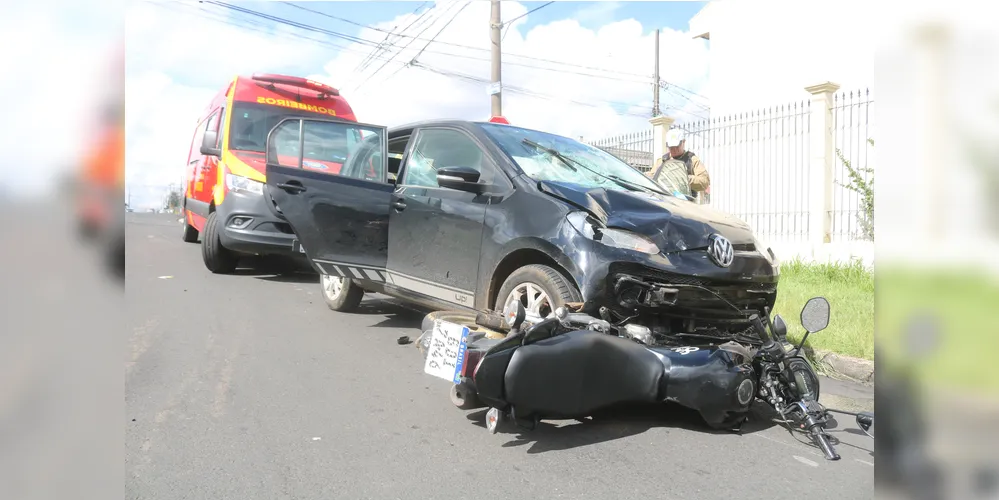 Colisão aconteceu entre um carro e uma motocicleta