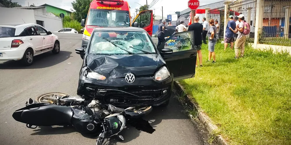 Acidente aconteceu entre um carro e uma motocicleta