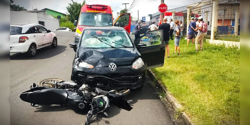 Acidente aconteceu entre um carro e uma motocicleta