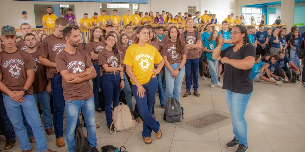 Alunos do curso de Agronomia acompanhando uma explicação em Libras