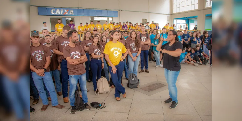 Alunos do curso de Agronomia acompanhando uma explicação em Libras