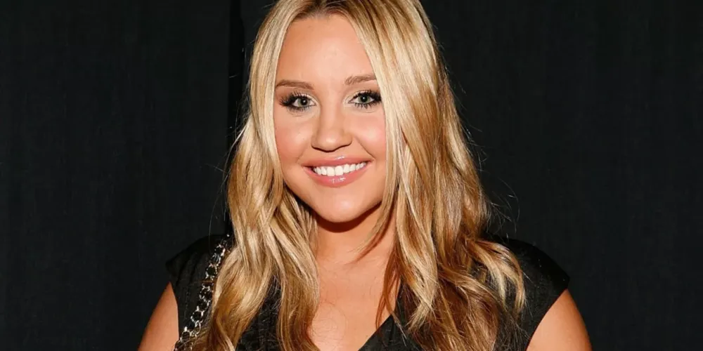 Longe dos holofotes, Amanda se formou em design de moda e também investiu na carreira de manicure