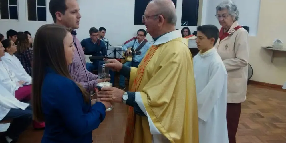 Dona Angelina servindo junto a padre Piero Fietta