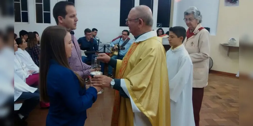 Dona Angelina servindo junto a padre Piero Fietta