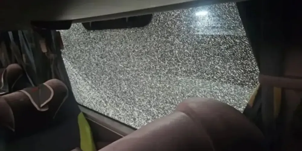 Janela quebrada no ônibus do Maringá