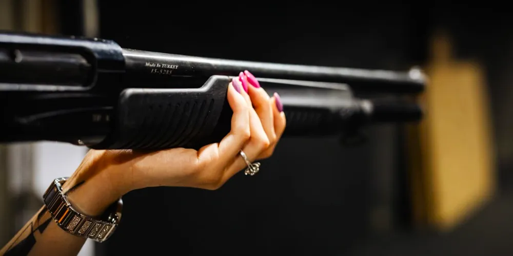 Projeto permite a aquisição, a posse e o porte de armas de fogo para mulheres a partir de 18 anos