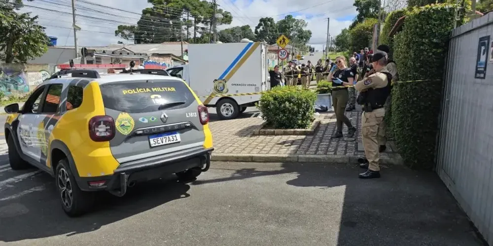 Polícia Científica e Polícia Militar estiveram no local do crime