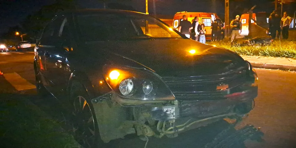Chevrolet Vectra e motocicleta colidiram em cruzamento de vias