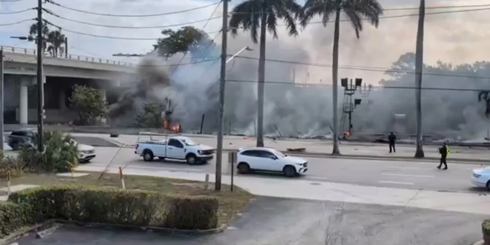A queda gerou uma grande nuvem de fumaça, além de chamas e destroços espalhados pela áre