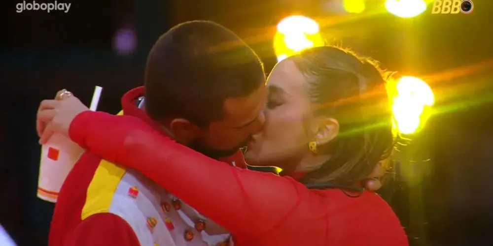 Após o primeiro beijo, o casal passou a noite grudadinho, curtindo a festa em clima de romance