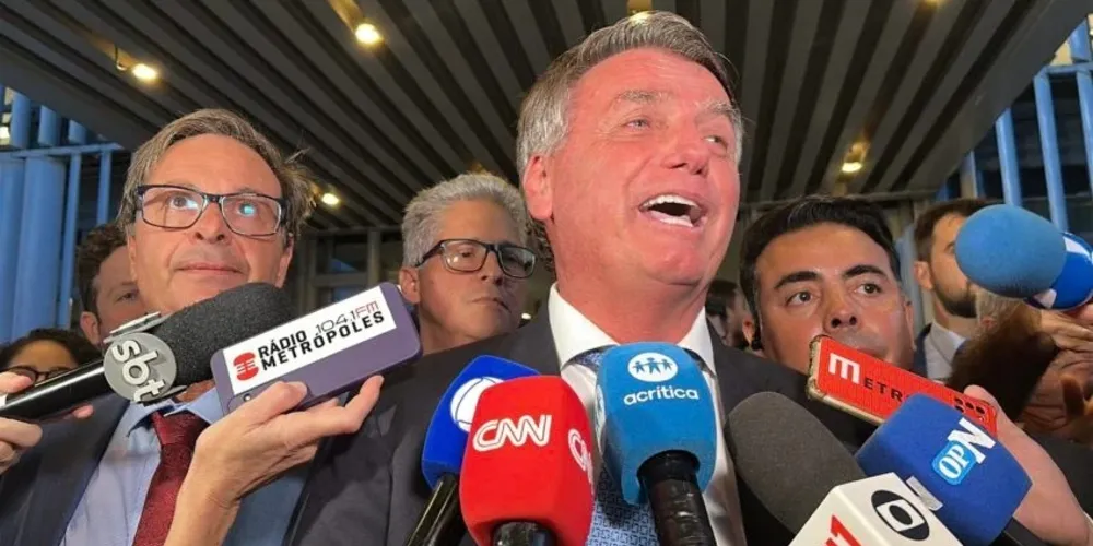 Bolsonaro foi interrompido por uma marcha fúnebre tocada durante a sua entrevista