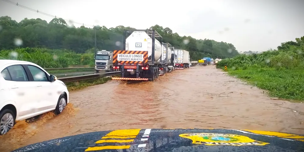 Veículos que transitaram pelo alagamento ficaram ilhados
