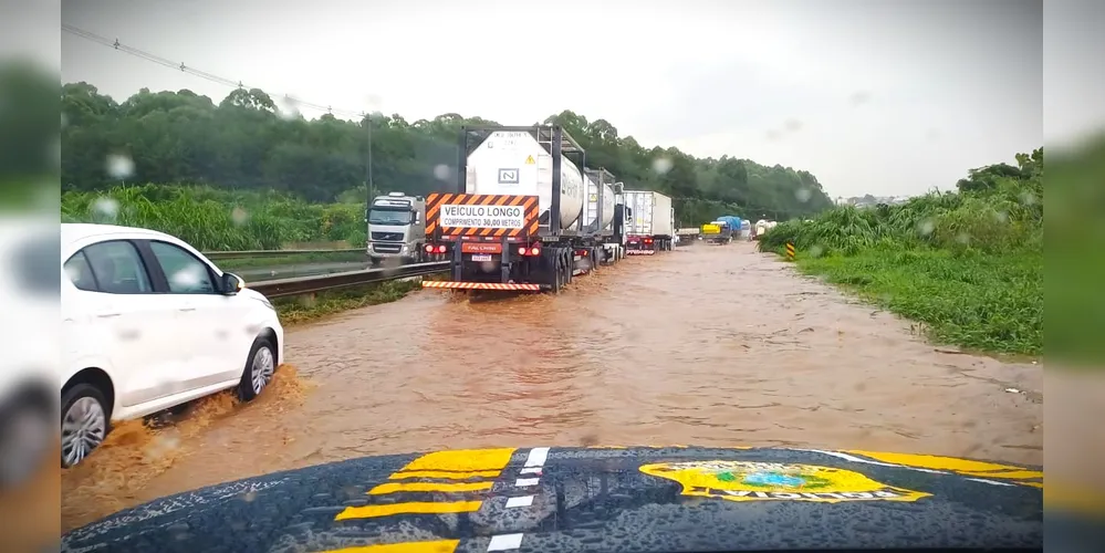 Veículos que transitaram pelo alagamento ficaram ilhados