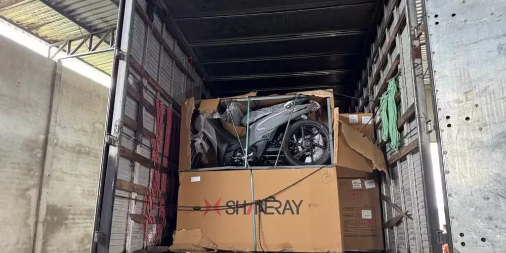 O veículo foi roubado enquanto transportava as motos