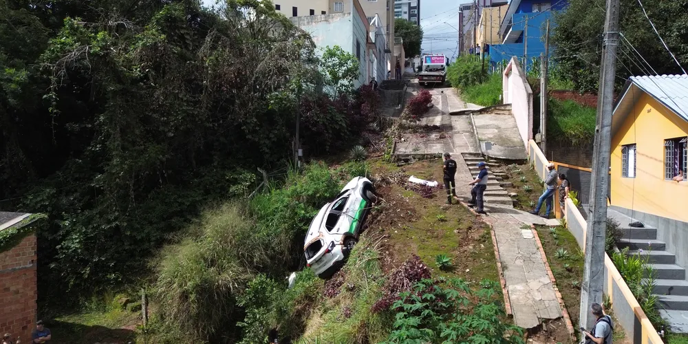 Acidente aconteceu no fim da Rua Doutor Colares