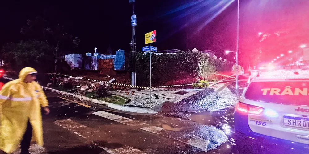 Parte do muro do cemitério municipal ficou danificado