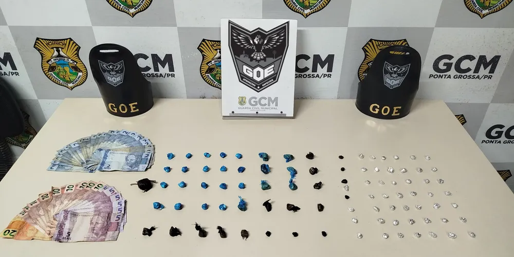 Ao todo foram encontradas 90 pedras de crack, maconha e R$ 199 em dinheiro