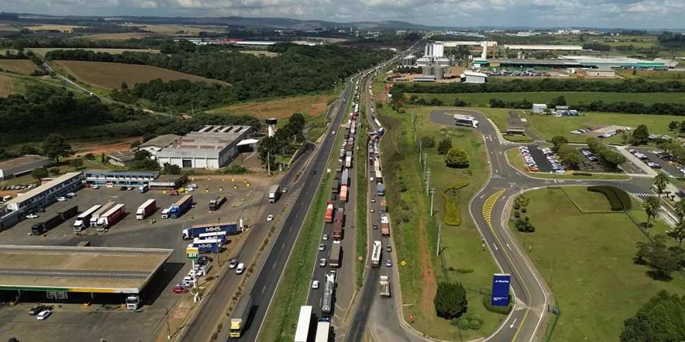 Equipes do DER realizam a limpeza da pista