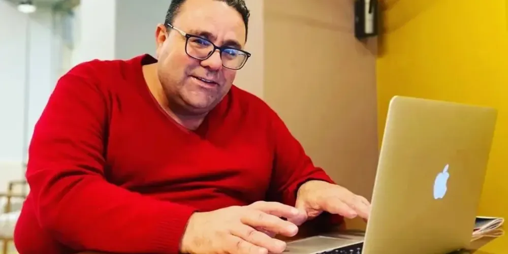 O jornalista Cristiano Luiz Freitas foi encontrado morto em casa, nesta terça-feira (4), em Curitiba