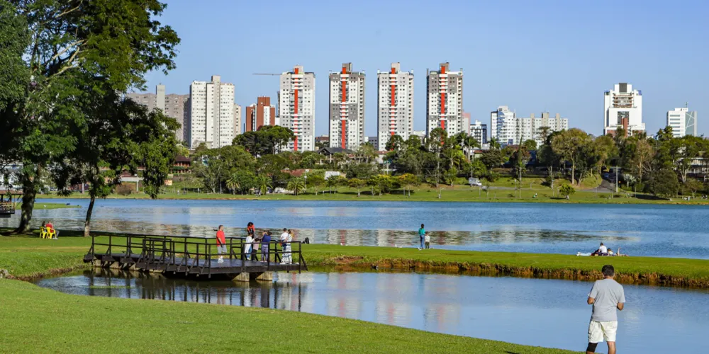 Imagens da capital Curitiba no verão