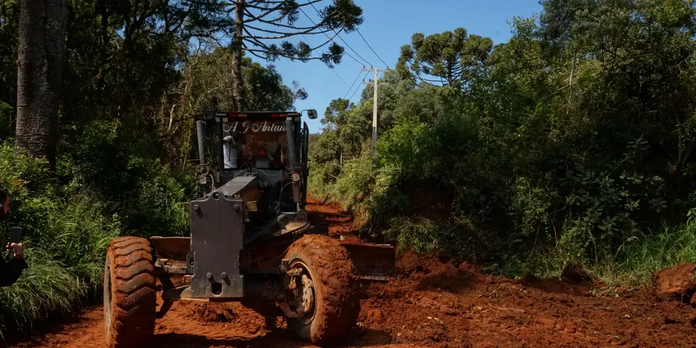 Trabalho de manutenção na estrada do Alagados
