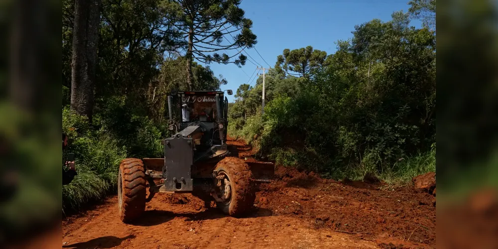 Trabalho de manutenção na estrada do Alagados