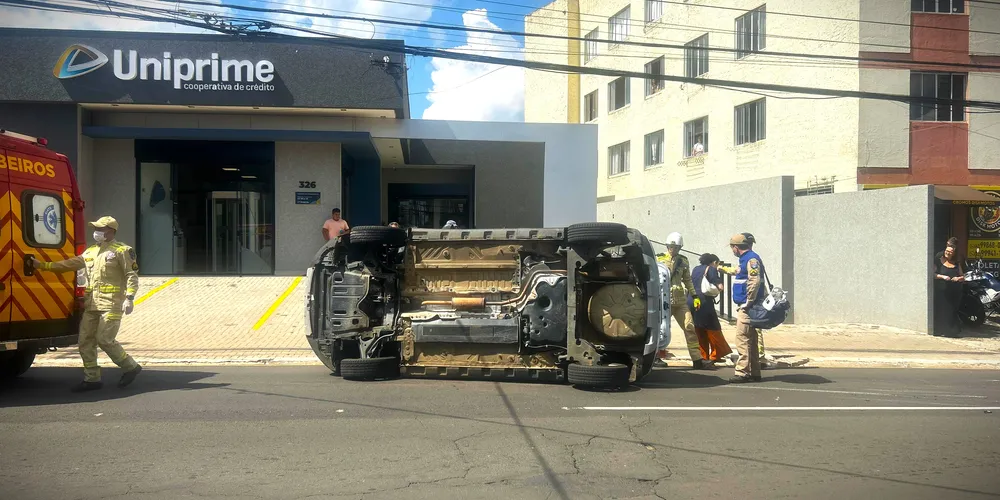 Veículo que tombou foi um Renault Sandero