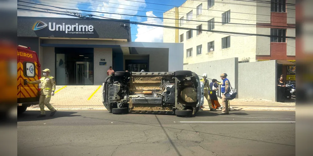 Veículo que tombou foi um Renault Sandero