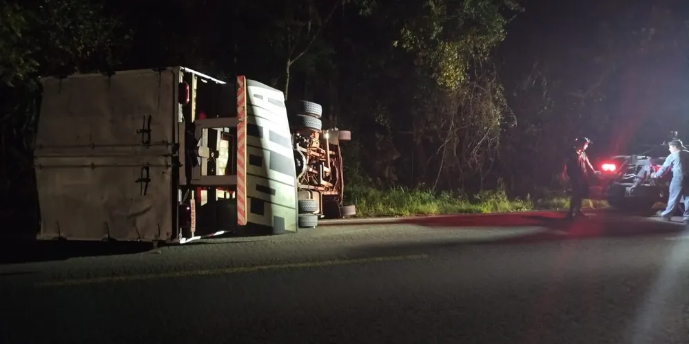 Nas imagens, é possível ver um carro e um caminhão capotados na pista