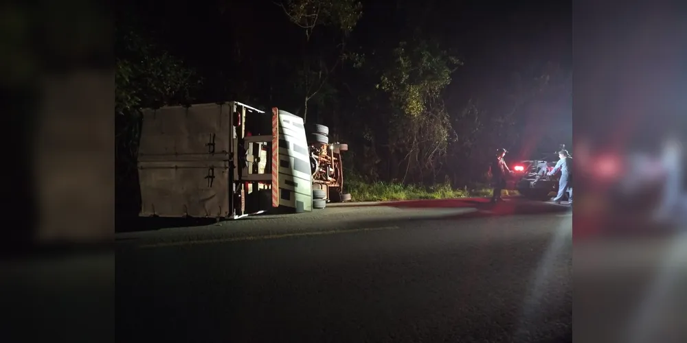 Nas imagens, é possível ver um carro e um caminhão capotados na pista