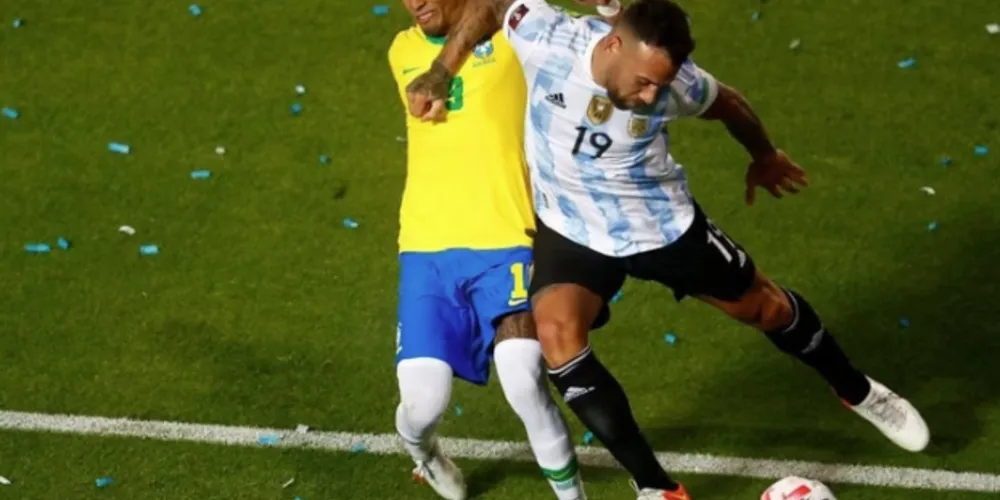 Cotovelada de Otamendi em Raphinha. Lance seguiu sem marcação de falta ou cartão